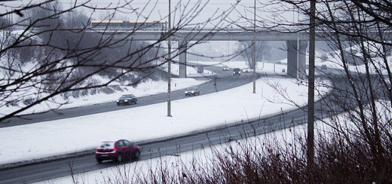 Conducir en invierno no es fácil, por eso es importante equipar el coche con neumáticos adecuados. Conducir en invierno no es fácil, por eso es importante equipar el coche con neumáticos adecuados.
