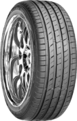 Primer plano de la banda de rodadura Roadstone N`FERA SU1 245/40 R17 95 Y XL
