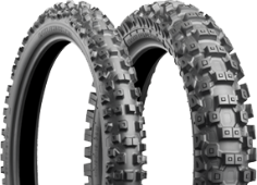 Primer plano de la banda de rodadura Bridgestone X30 90/100-16 52 M Traseros TT
