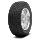 Primer plano de la banda de rodadura Pirelli P600 235/60 R15 98 W