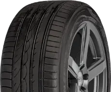 Primer plano de la banda de rodadura Yokohama ADVAN Sport V103
