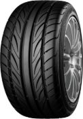 Primer plano de la banda de rodadura Yokohama S.drive AS01 225/35 R17 86 Y XL, RPB