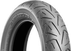 Primer plano de la banda de rodadura Bridgestone Battlecruise H50 160/70 B17 73 V Traseros TL
