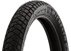 Primer plano de la banda de rodadura Michelin Anakee Adventure 120/70 R19 60 V Delanteros TL/TT