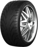 Primer plano de la banda de rodadura Kenda Kaiser KR20A 265/35 R18 93 W E-mark