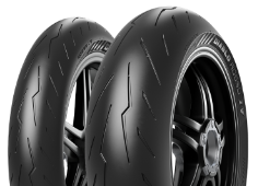 Primer plano de la banda de rodadura Pirelli Diablo Rosso IV 200/60ZR17 80 W Traseros TL M/C