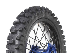 Primer plano de la banda de rodadura Deli Tire Maxi Grip SG1-R SB-156 120/90-18 65 R Delanteros TT M/C FIM Enduro Competition