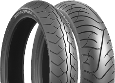 Primer plano de la banda de rodadura Bridgestone BT 020 120/70 B17 58 V Delanteros TL M/C M
