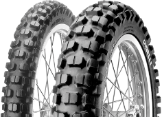 Primer plano de la banda de rodadura Pirelli MT 21 Rallycross 130/90-18 69 R Traseros TT M/C