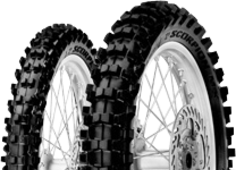 Primer plano de la banda de rodadura Pirelli Scorpion MX Mid Soft 32 70/100-17 40 M Delanteros TT NHS