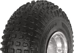 Primer plano de la banda de rodadura BKT AT-109 20x7-8 NHS